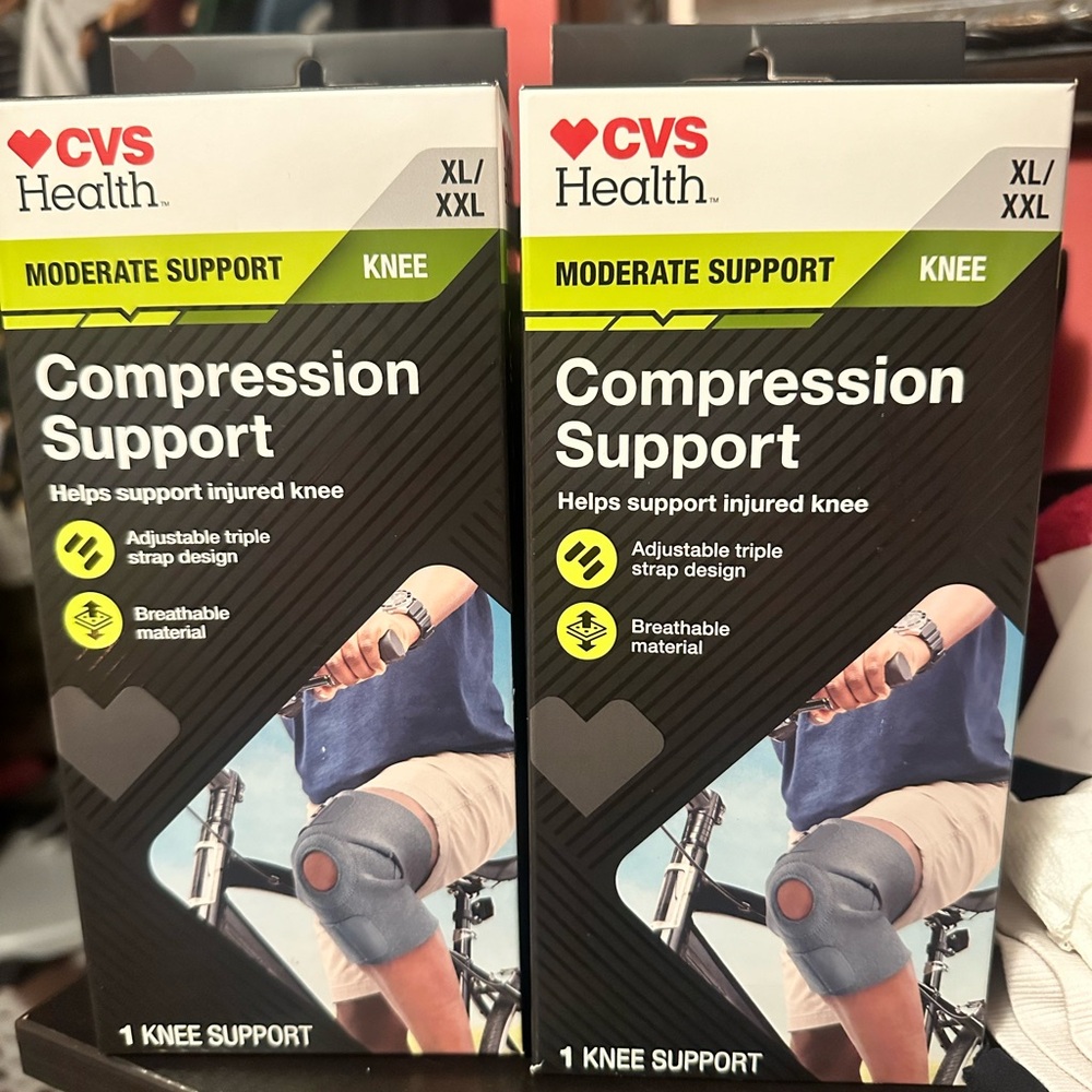 Two CVS kneww braces
